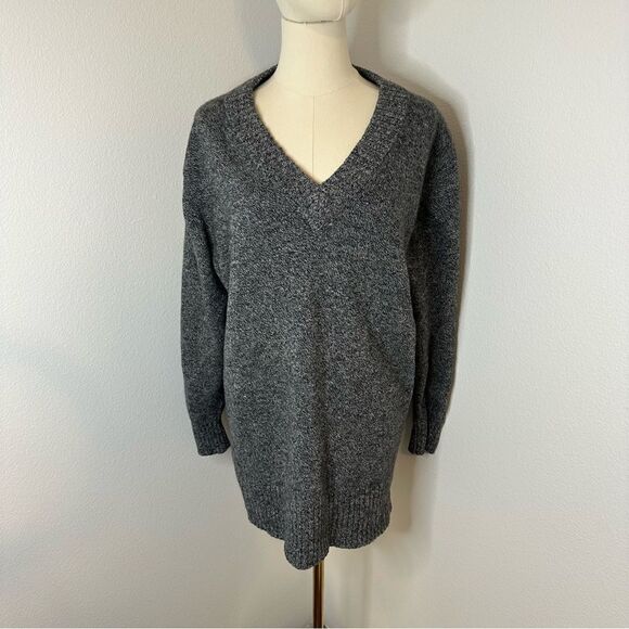 Athleta Sweaters - [Athleta] Gray V Neck Tunic Sweater - Size Medium